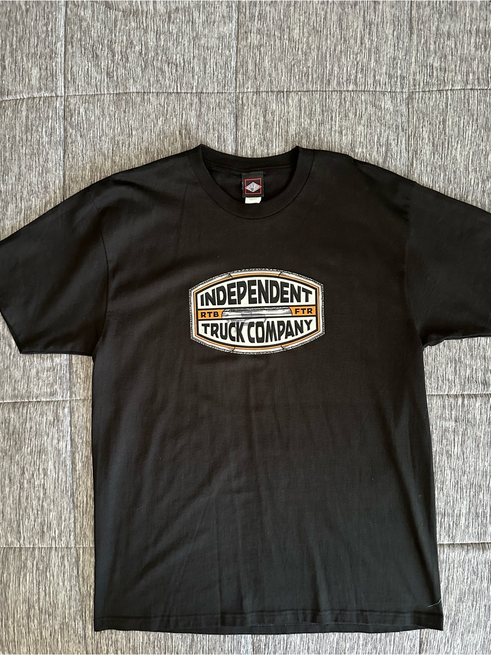 Independent graphic tee